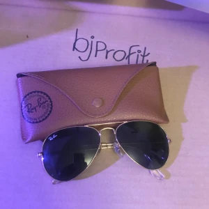 Ray-Ban Pilot solglasögon i tjejmodell - Pilot solglasögon i tjejmodell (lite mindre än standard för killmodellen) från Ray-Ban säljs i väldigt bra skick.  Nypris: 1499:- Mitt pris: 299:- plus frakt. 