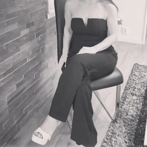 Overall - Offshoulder overall från new look aldrig använd. Passar till olika tillfällen. Normalbild storlek och bekväm material. 