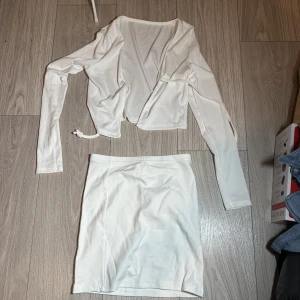 vit kofta med minikjol - har aldrig använt den