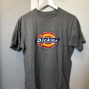 Grå Dickies T-shirt. Sparsamt använd, inga anmärkningar. 