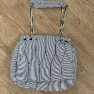 Zara väska - En jätte populär väska ifrån zara som inte är så jätte använd. Ser ut som på bilden. En liten fläck som man knappt ser på bild 2, då den smälter in i det randiga mönstret!