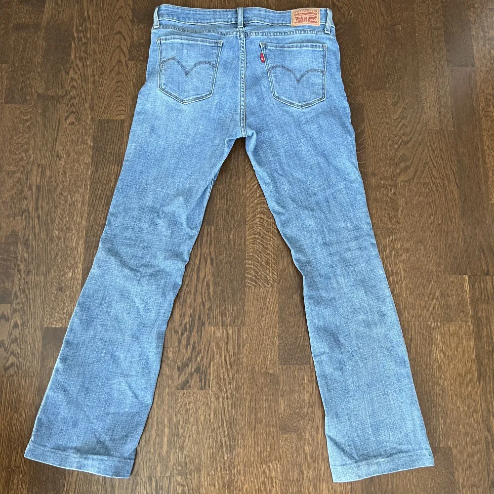 Petite, lågmidjade jeans från Levis. Storlek 29 i midjan, skulle motsvara storlek M-L ungefär. Längden är för någon som är mellan 150-160. Köptes för 999kr, bra skick.. Jeans & Byxor.