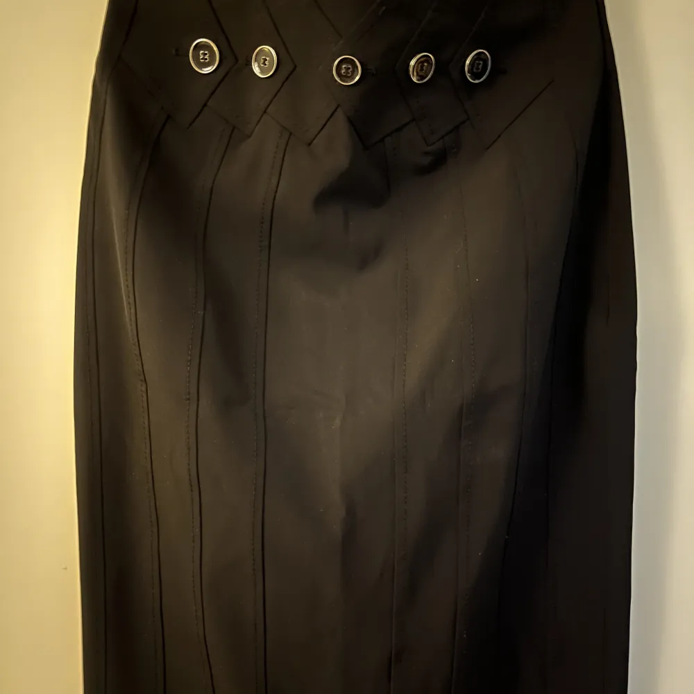 Säljer denna nya, oanvända kjol från Karen Millen. Den är liten i storlek så skulle säga att den snarare är storlek 38. Fritt fram att föreslå annat pris på alla mina annonser 🧡. Kjolar.