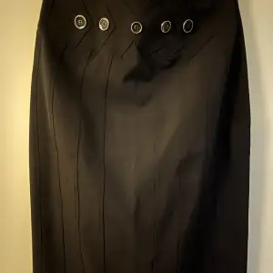 Säljer denna nya, oanvända kjol från Karen Millen. Den är liten i storlek så skulle säga att den snarare är storlek 38. Fritt fram att föreslå annat pris på alla mina annonser 🧡
