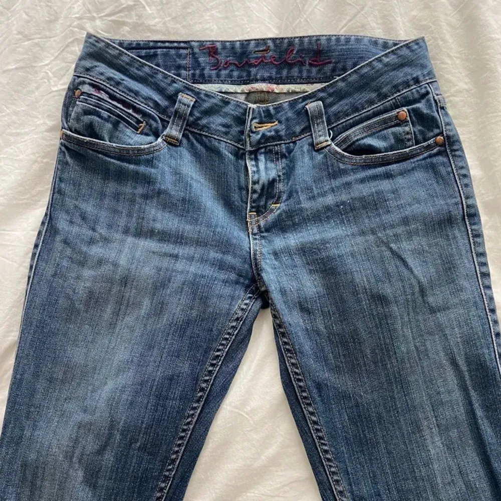 Snygga lågmidjade jeans med bootcut💓nästan aldrig använda!. Jeans & Byxor.