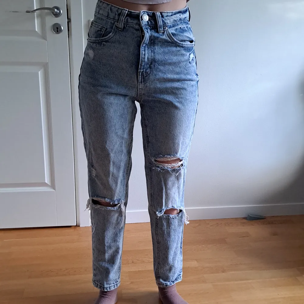 Högmidjade rippade jeans med vida ben i ljusblå färg. Bra skick.. Jeans & Byxor.