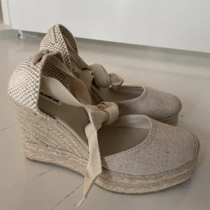 Kilklackar  - Oanvända kilklackar. 