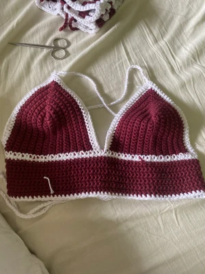 Egen virkad topp - Hej,jag virkar mina egna toppar men nu börjar dom bli lite många å då vill sälja några. Och är det så att man är sugen på beställa en i egen färg är det bara höra av dig!!