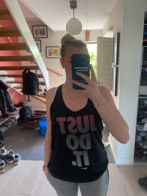 Sportlinne - Svart sportlinne med Nikes kända text ”Just do it” på. Väldigt luftig och lätt. Endast använd ett fåtal gånger. 