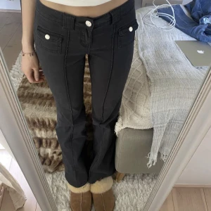 hm jeans - trendiga jeansen från hm 🌟 helt slutsålda! jättefint skick!