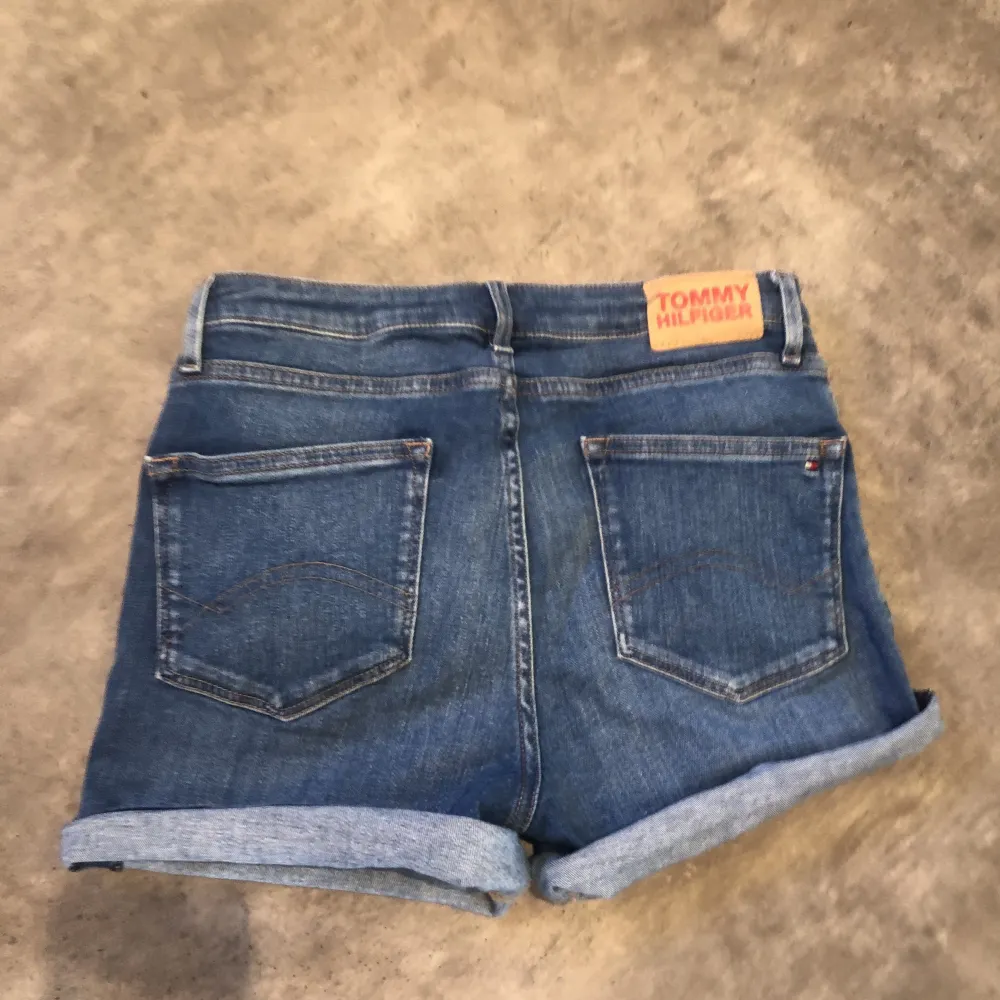 Säljer mina jätte fina Tommy hilfiger jeans shorts. Köpta på kidsbrandstore förra året använda 1-2 gånger bara. Säljer då de tyvärr inte kommer till användning. Kom privat för fler bilder!. Shorts.