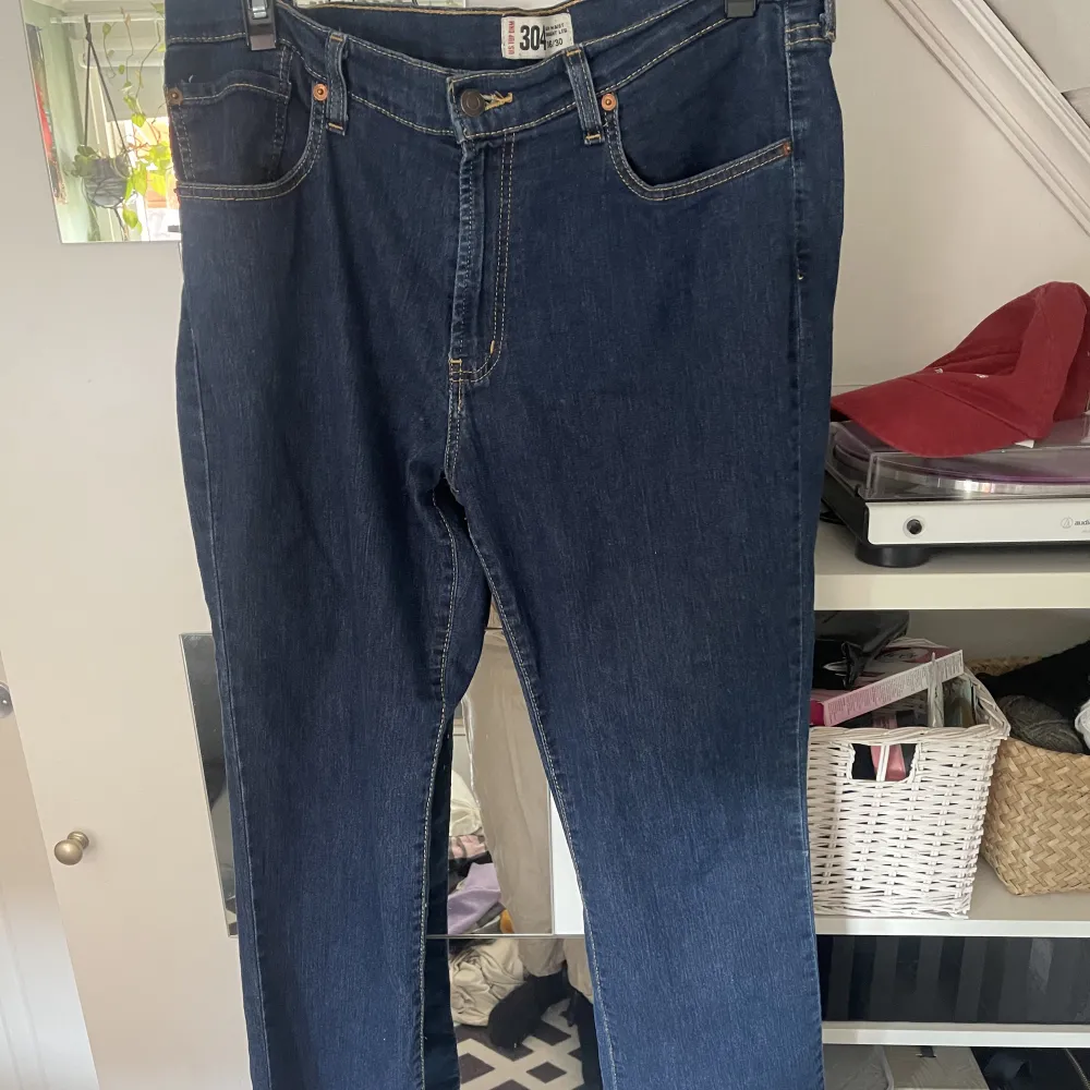 Mörkblåa vida byxor som sitter väldigt löst i midjan. Lite skater style. Bilden beskärs dåligt men de är långa för mig som är 165. . Jeans & Byxor.