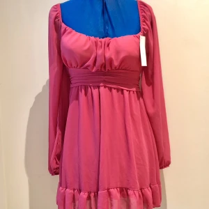 NY oanvänd med etikett kvar  - NY oanvänd klänning med etikett kvar  One size - XS/S   Djur och rökfritt hem