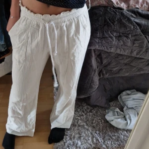 Linnebyxor - Jättefina Linnebyxor, liknar roxy linnebyxorna 💕Skulle säga att de är storlek S-M då jag själv är S. Jag är 165 och de passar mig i längden perfekt, innerbenslängd 70 💓