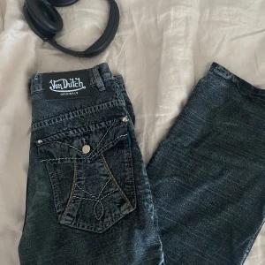 Von dutch jeans - Ett par von dutch jeans jag köpt secondhand men inte använts så mycket då de är lite för små, storlek 36/ ca w26. Jätte snygg tvätt och färg😇 Frakt tillkommer, frågor? Skriv pm!