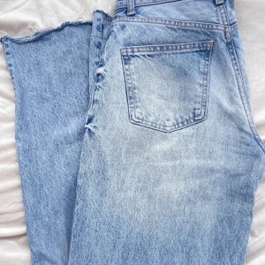 Zara jeans  - Snabbt o enkelt köp ,tvättas innan frakt , fler frågor eller bilder hör av er❤️