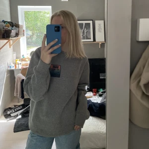 grå sweatshirt  - grå sweatshirt från vans, likadan logga på fram o baksida🫶🏻