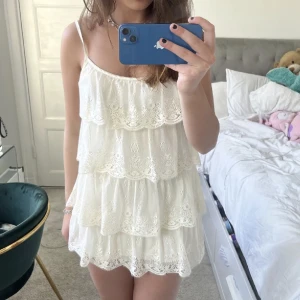 Volangklänning - Så fin klänning, perfekt till i sommar! Köpte här på plick men den var dessvärre för lång på mig som är 1,60. Skulle säga att den passar någon runt 1,65-175💕