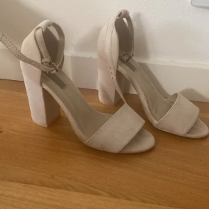 Vit/beige klackar  - Storlek 35/36 ungefär 8cm klack. Granska bra skick