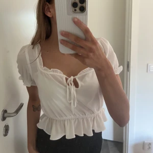 Vit blus - Säljs pga för lite användning. Storlek S