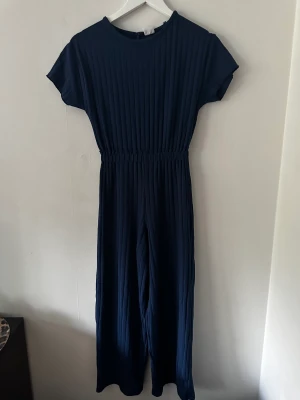 Blå Zara Overall  - Super söt och bekväm marinblå  overall i storlek 13-14 (typ som S men den är stretchig) och 164cm. Kan mötas i Göteborg men även frakta. Frakten står man för själv 🥰