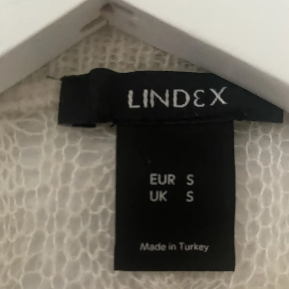 Säljer en söt kofta från Lindex aldrig använd för de inte är min stil🤍Pris kan diskuteras⭐️. Tröjor & Koftor.