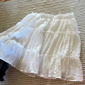 Volangkjol - Jättefin oanvänd volangkjol