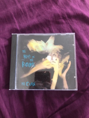 the head on the door - the cure cd 🫶 - tyvärr några lines på fodralet, men skivan är i perfa skick.  frakt ligger på 39kr, tryck inte på köp nu! betalning endast genom Swish i privat chatt. möts gärna upp i Östersund