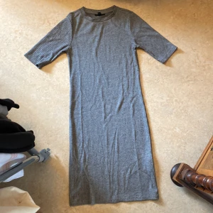 ribbad klänning - gråmelerad och figurnära klänning som tyvärr inte kommer till användning. nyskick