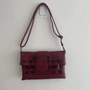 Axelväska  - I nyskick med justerbart band! 