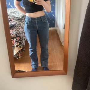 Lågmidjade jeans Levis - Lågmidjade levis-jeans, waist 32 längd 32. Modellen heter 511 slim. Inga defekter. Köpta här men var för långa på mig (är invikta på bilderna) 