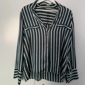 Blus/skjorta - Grön siden blus/skjorta från Gina Tricot. 