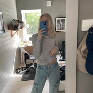 långärmad topp - långärmad grå topp från weekday, säljer likadan i blå/lila!🫶🏻