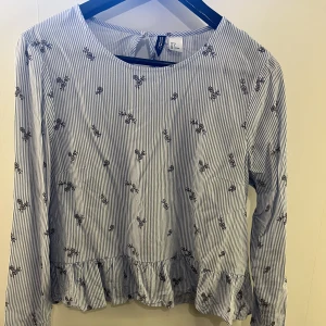 Blus - Somrig blus från H&M, jättefin men tyvär för liten, använd sparsamt så i bra skick
