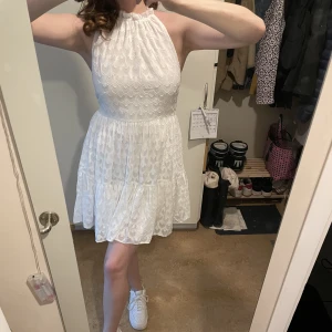 Jättesöt studentklänning/fest - Superfin vit studentklänning strl 38 från hm. Aldrig använd. Kragen går att spänna och dra ut beroende på hur tajt man vill ha den runt halsen. 