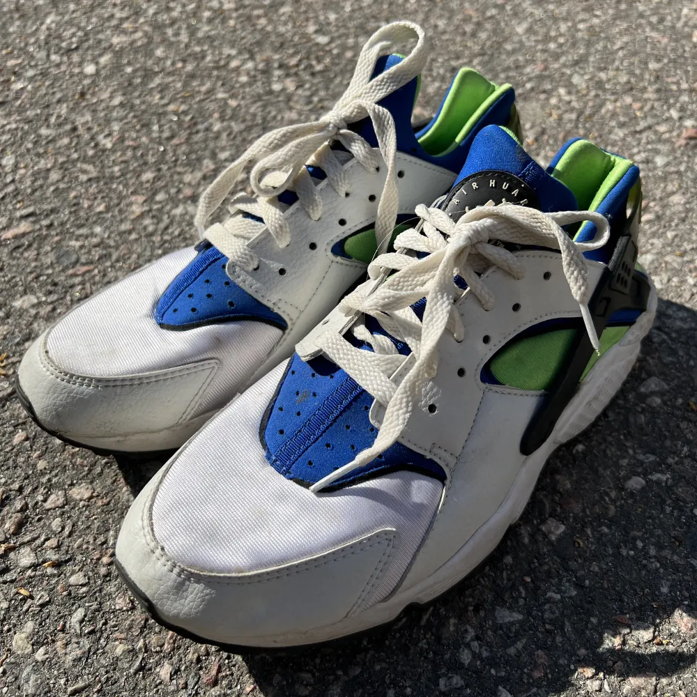 Säljer dessa supersnygga och coola Nike Air Huarache från 90 talet. Knappt använda och är i bra skick (bara en liten defekt vid baksidan på skon).  Skriv i Dm vid fler frågor och bilder!  Pris kan diskuteras ☺️. Skor.