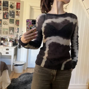 Stickad mesh tröja - Köpt för ca 500kr på weekday Använd 1 gång <3