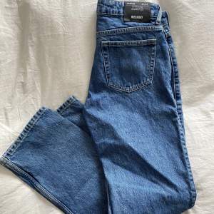 Supersnygga jeans från weekday i modellen ”Arrow Low” 💙 Endast testade, så prislappen är kvar 😇   Längd 32 Midja 27  Vid snabb affär kan jag gå ner i pris! 