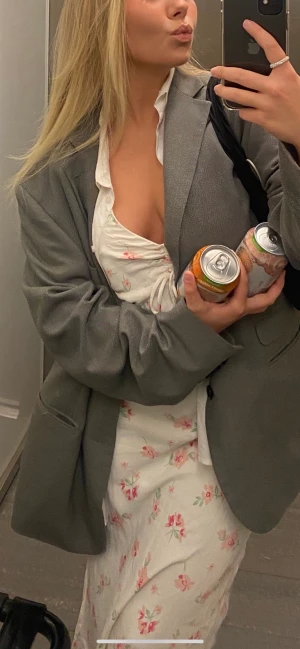 Långklänning  - Långklänning från zara jag säljer med tungt hjärta då den inte längre sitter som önskat. Tunna band som korsas i ryggen, köpt förra året.