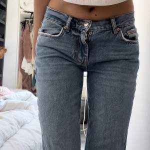 Blåa jeans från Gina Tricot storlek 34 / XS men passar mig som har S (sitter dock tajt kring midjan). Jag är 173cm och längden är på gränsen till korta 💕 nypris - 499kr mitt pris - 300kr exklusive frakt !