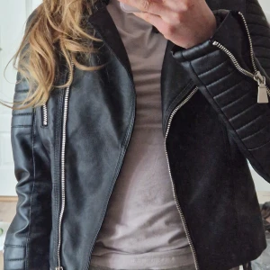 Skinnjacka - Skinnjacka från chiquelle. Nypris kring 800 har jag för mig, kom aldrig till användning så i mycket gott skick🫶