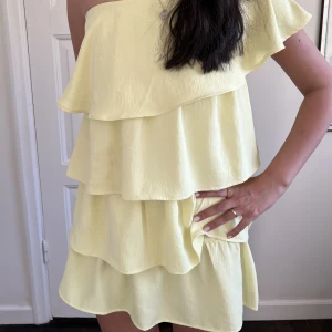 Zara klänning - Säljer den asfina zara klänningen. Sååå perfekt till sommaren men kommer tyvärr inte till användning✨☀️❤️‍🔥❤️‍🔥stl S men passar  xs-m. Nypris va 399kr