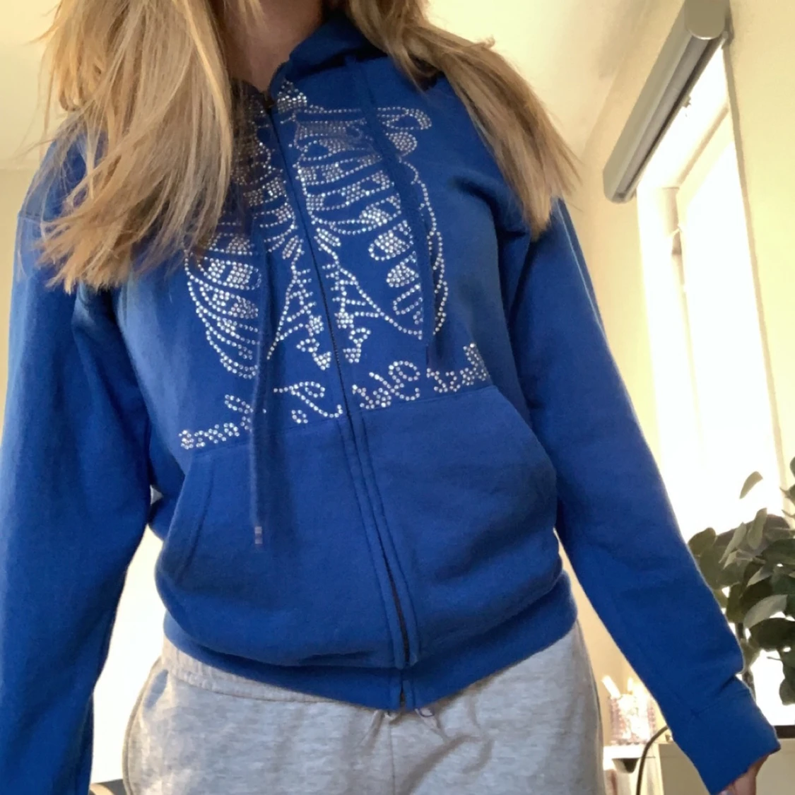 Blå hoodie med diamanter - 90