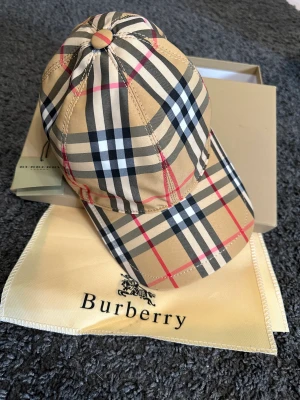 Burberry Keps  - Kan tänka mig byta, kom med förslag. Kepsen är helt ny och oanvänd. Med lappar på som sitter fortfarande kvar. 