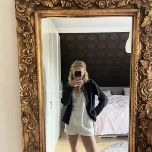 grå stickad kofta med dragkedja  - söt mörkgrå stickad kofta med dragkedja och fickor🤗🥰