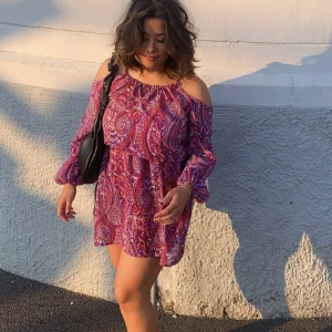 Snygg lila färgglad klänning från Nelly - Jätte härlig, flowing och somrig klänning från Nelly i storlek S. Använd en gång. Sitter jätte fint och härlig till sommaren