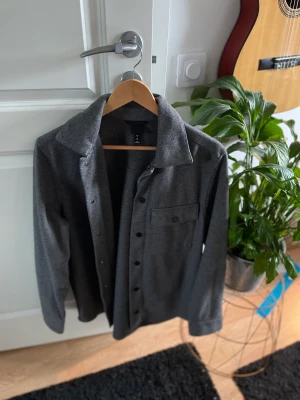 Overshirt - Köpt på hm för 300kr mitt pris 90kr super skön. Sällan använd skick 10/10. 