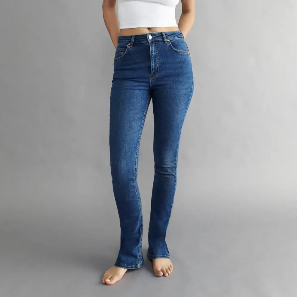 Jeans köpta från Ginatricot. Jeansen är använda en gång, som nya. Köpa för 499kr.   ”Slim jeans med medelhög midja. Jeansen är blåa och har en slim fit i denim med låg stretch. De har dragkedjegylf, lätt utsvängda ben och rå kant vid bensluten.”. Jeans & Byxor.