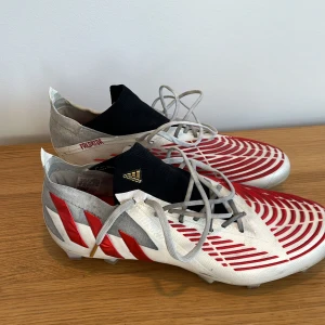 Adidas fotbollskor  - Använda bara vid ett fåtal tillfällen så skicket är som nya.
