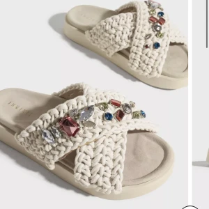 Inuikki tofflor  - Säljer dessa då jag vill köpa en annan färg! Använda kanske 4 gånger och jätte bra skick💕